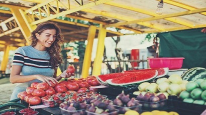 Young woman shopping at farmers market
